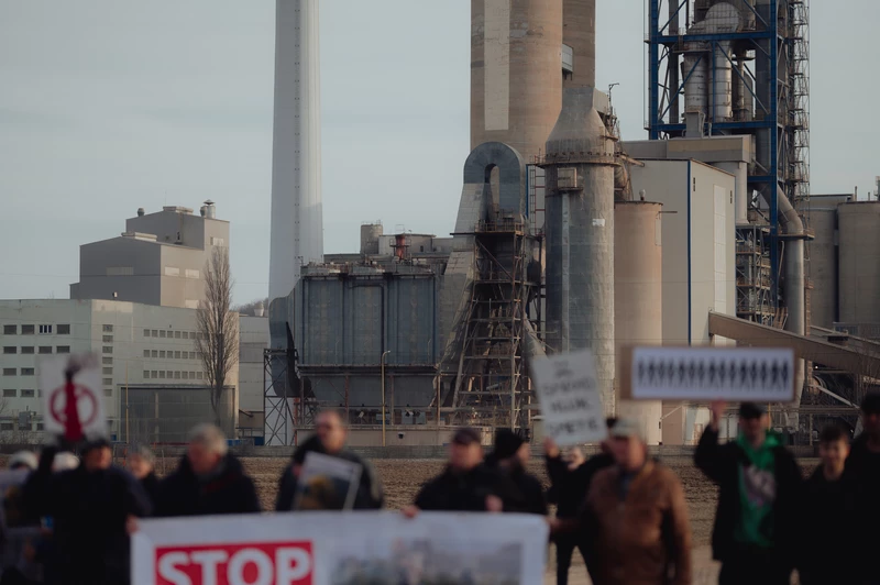 A cementgyár a falu közvetlen közelében működik