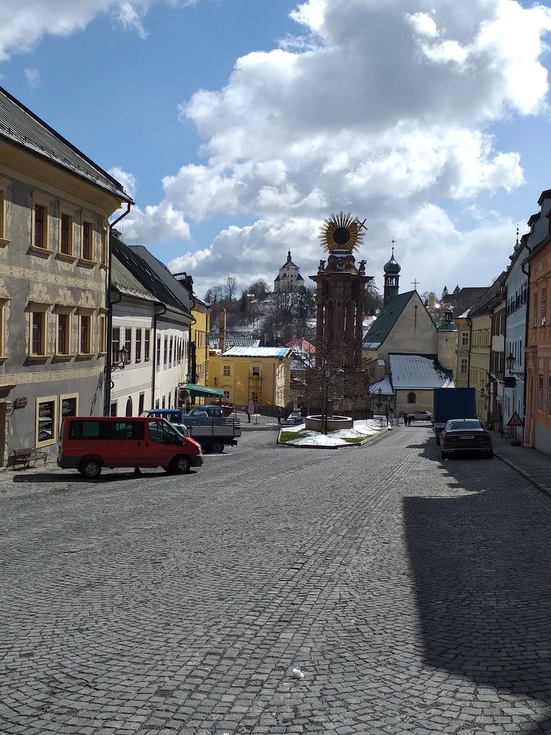 A szűk, beépített Szentháromság téren kémény effektus alakult ki, amely táplálta a tűz terjedését.