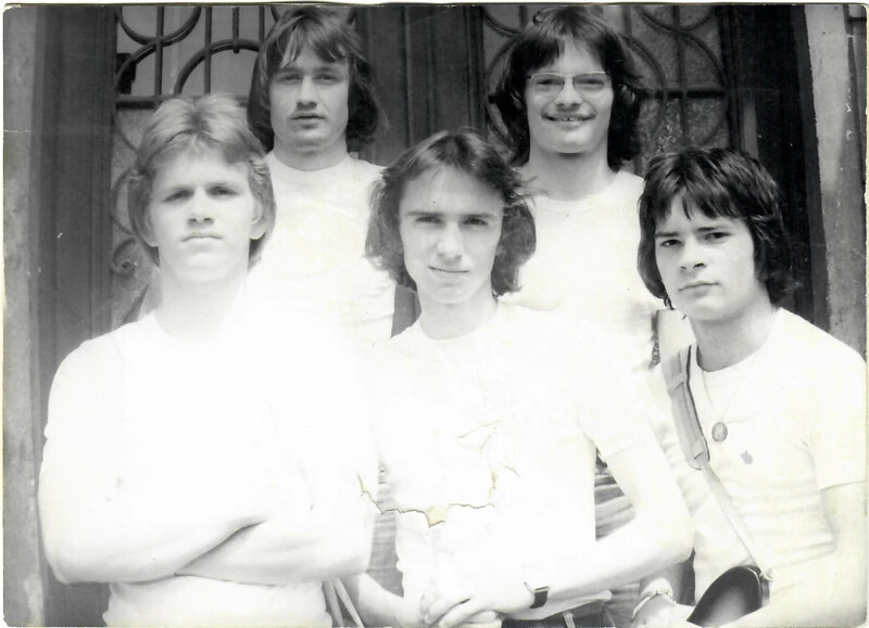 1975 – Zenekara is volt a gimnáziumnak: (balról) Holczhei Árpád, Németh János, Farnbauer Péter, Skuta Attila és Skuta Miklós