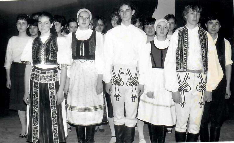 1983 – A hetvenes-nyolcvanas években a szalagavató része volt egy irodalmi-zenés-táncos összeállítás Gáspár Tibor tanár úr vezetésével – a kép valószínűleg az 1983-as szalagavatón vagy a próbán készült