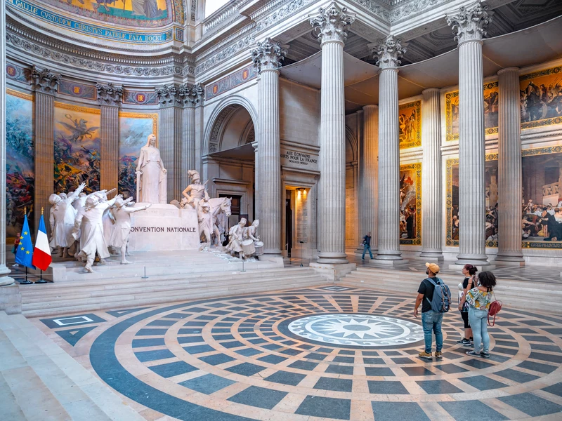 A Panthéon eredetileg templomnak készült, később Franciaország nagyjainak temetkezési helye lett az épület.