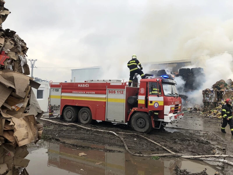 A környező települések önkéntes tűzoltói is csatlakoztak az oltáshoz (Szilvási Tibor felvétele)