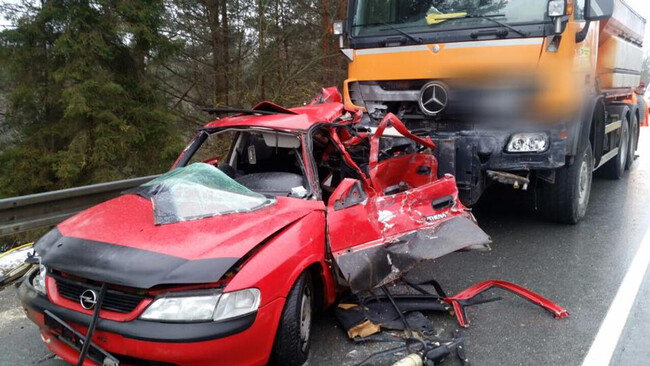 TRAGÉDIA: Háromgyerekes anyuka kocsija repült neki az útkarbantartók teherautójának