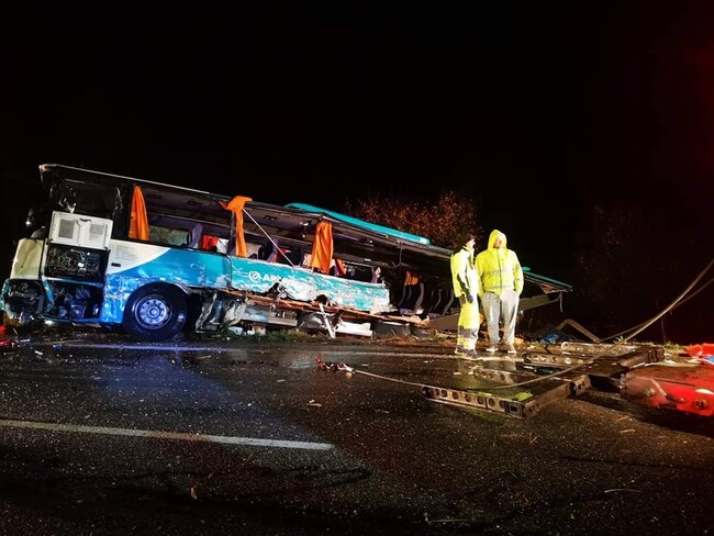 GALÉRIA: Sikerült a kerekeire állítani a balesetet szenvedett buszt, az áldozatok száma nem változott