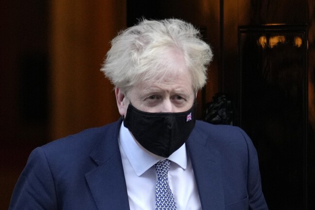 Boris Johnson beismerte, hogy karanténbulizott – a lemondását követelik