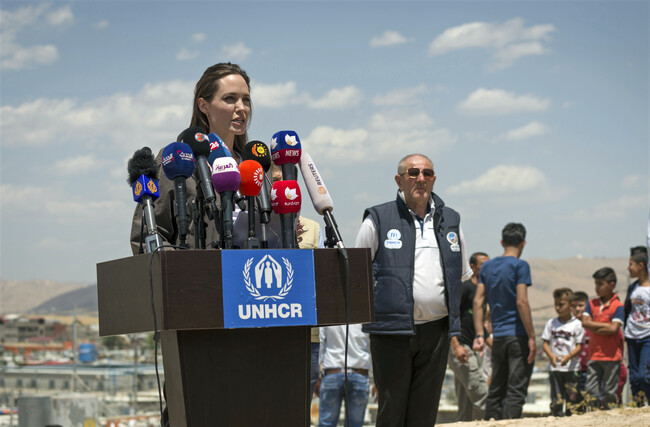 Angelina Jolie szíriai menekülteket látogatott meg egy észak-iraki táborban