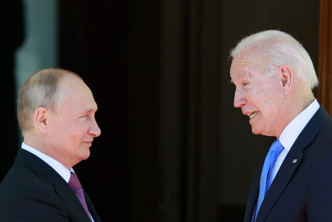 Megkezdődött Putyin és Biden online csúcstalálkozója