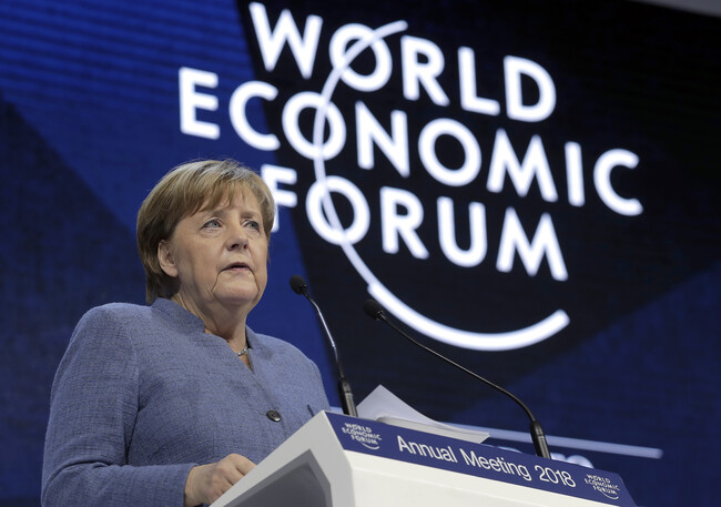 Az elszigetelődést és a protekcionizmust bírálták európai uniós vezetők Davosban