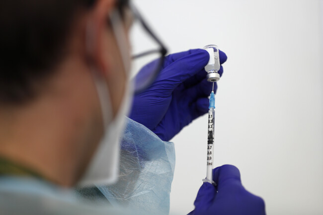 ŠÚKL: Az omikron variáns ellen is hatásosak a vakcinák