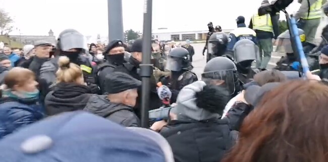 VIDEÓ: A tüntetők egy része megpróbált bejutni a parlamentbe 