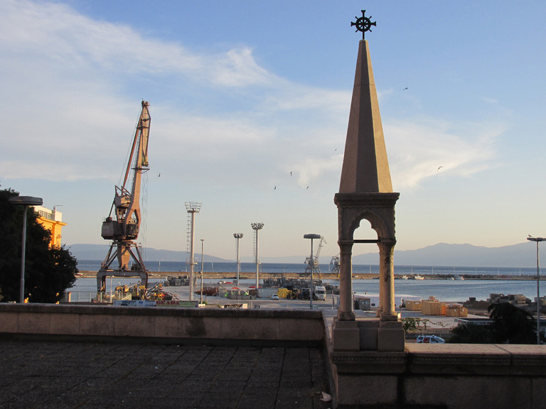 Az egykori Fiume, a mai Rijeka továbbra is fontos teherkikötő, ahova és ahonnan áruk tömkelege jön-megy.
