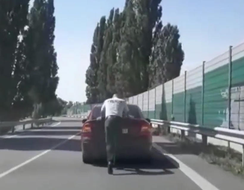 VIDEÓ: Orvoshoz siettek, de kifogyott az üzemanyaguk – rendőrök tolták őket a legközelebbi benzinkútig