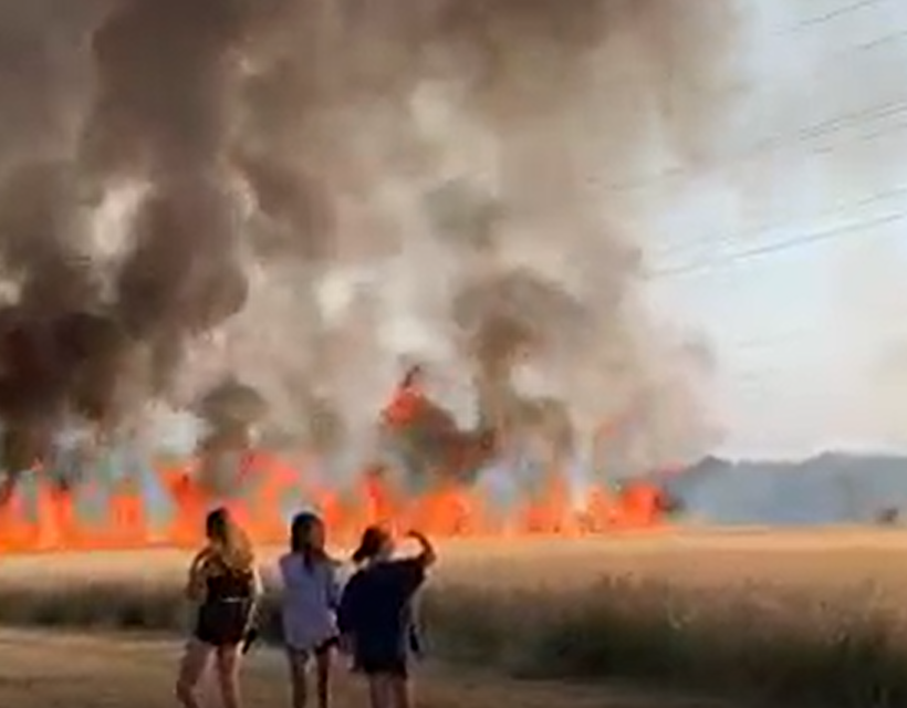 VIDEÓ: Hatalmas lángokkal ég a gabonamező Nagyszombatban