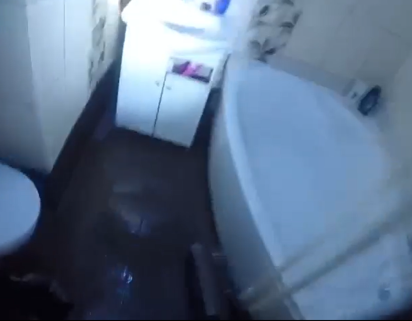 VIDEÓN, ahogy a rendőrség betör egy lakásba, és őrizetbe vesz három drogdílert