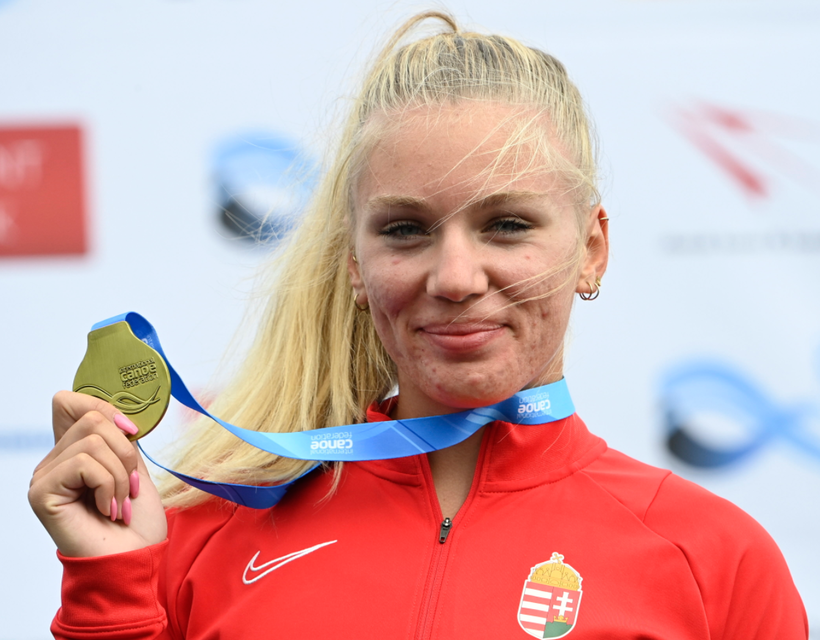 Az aranyérmes Gazsó Alida Dóra a kajak-kenu világbajnokság kajak egyesek 1000 méteres versenyének eredményhirdetésén