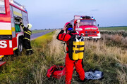 GALÉRIA: Csallóközcsütörtökön tűzoltók húztak ki egy autót a csatornából -6