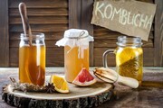 A kombucha egy erjesztett tea, ami válogatott baktériumtörzsek, élesztő és cukor keverékéből készül. Amellett, hogy a kombucha jótékony probiotikumokat tartalmaz, tisztítja a májat, megelőzi a rákot, csökkenti a vércukorszintet és javítja a koleszterinszintet-10