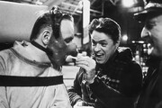 A képen a walesi színész Anthony Hopkins A bárányok hallgatnak (1991) című film forgatásán, akit épp hasábburgonyával etetnek! -1