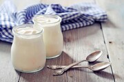 A joghurt tejből készül erjesztéssel, a folyamatban pedig hasznos és egészségvédő baktériumok vesznek részt. A joghurt így javítja a a bél mikroflóráját  Az egészségre gyakorolt maximális előnyök elérése érdekében vásároljon hasznos baktériumokat tartalmazó joghurtokat.-1