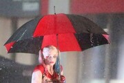 Harley Quinn épp a kollégáira vár a szakadó esőben. -8