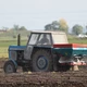 Műtrágyát szóró traktor