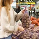 Külföldről származik az üzletekben árult zöldségek és gyümölcsök fele