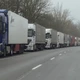 A kamionok hosszú kilométereken át okoznak gondot a határ felé vezető  úton (A szerző felvétele)