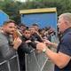 Robert Fico 2023 szeptemberében olyan videókkal jelentkezett a közösségi médiában, amelyekben kordonok mögött álló menekültekkel vitatkozik. Magyar Péter hatalomra kerülése óta azonban egyre kérdésesebb, hogy valódi migrációs hullámról vagy pedig a Smer é