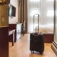 16 hónapig lakott ingyen egy berlini hotelben a családjával - súlyos árat fizet érte  