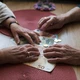 A minimálnyugdíj összege magasabb lesz a jövő évtől, de változik a gyermekgondozási segély és a családi pótlék is 