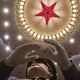 China Party, egy ember a Kínai Kommunista Párt rendezvényén, mennyezeten piros csillaggal és kör