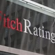 Az épület homlokzatán a "Fitch Ratings" logó látható. Fitch Daadedccabd szerepel a képen.