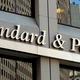 Az épület homlokzatán a "Standard & Poor's" felirat látható, nagy betűkkel, tükröződő